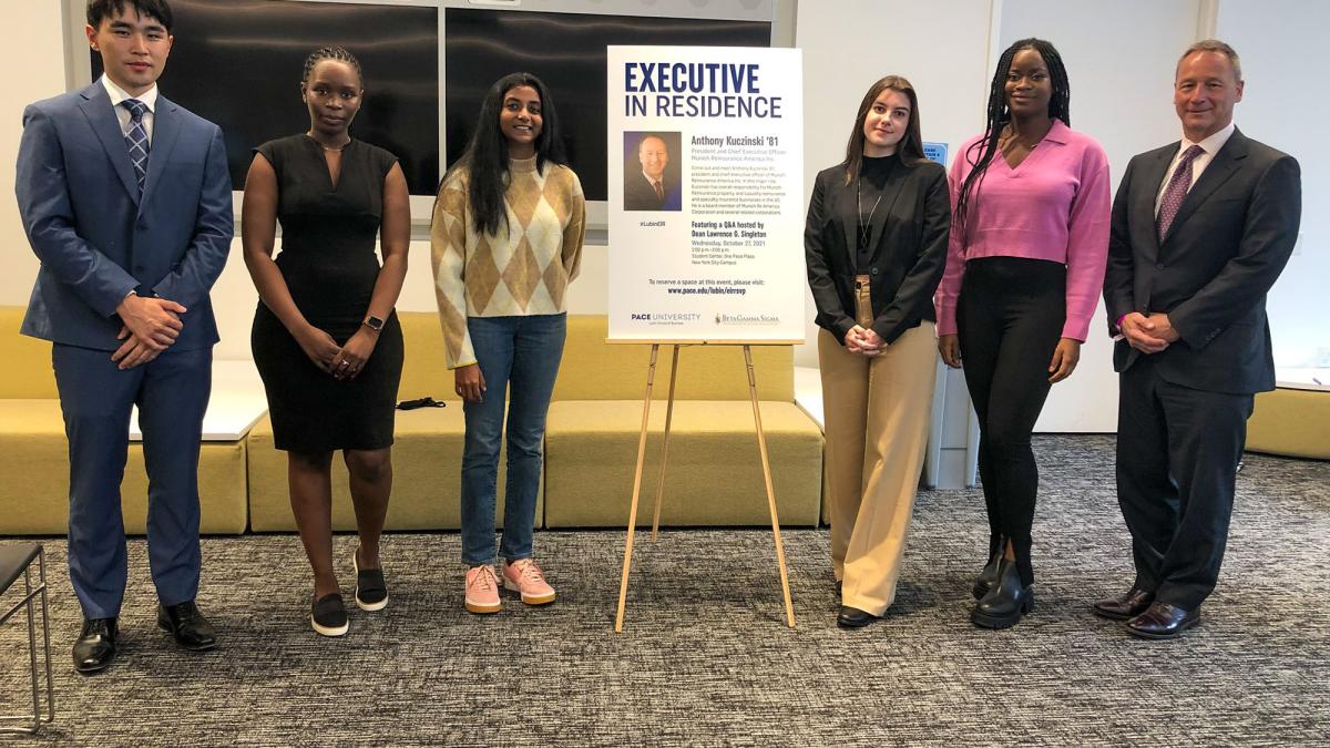 Lubin students with Fall 2021 Executive in Residence Scott Schulman