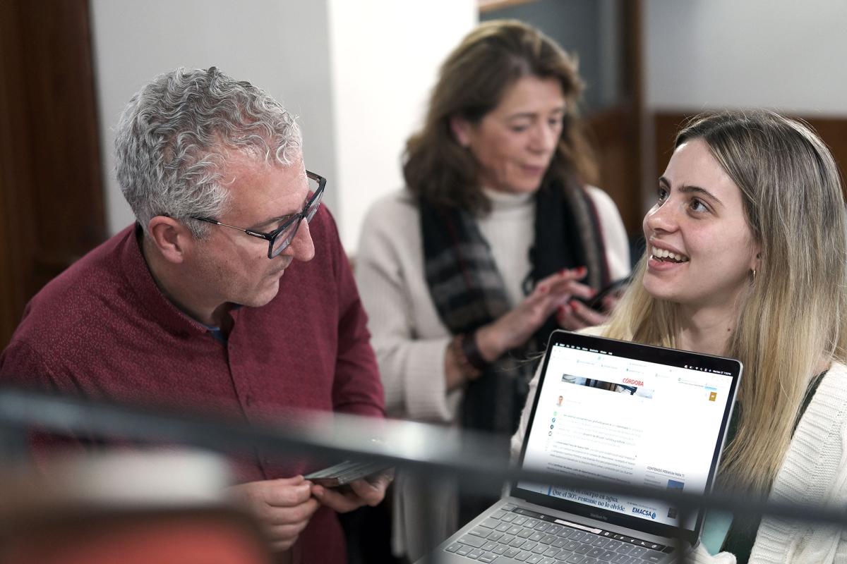  Pace University student Fiona Torres Moino ’24, Digital Cinema and Filmmaking, showing a laptop screen to Primitivo J. Buendía Picó, a classic piano flamenco composer