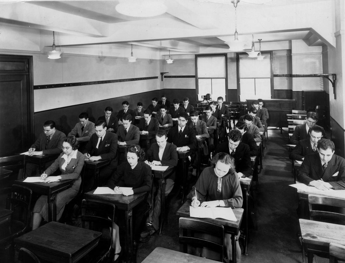 A black and white photograph of a Pace University accounting classroom circa 1940.
