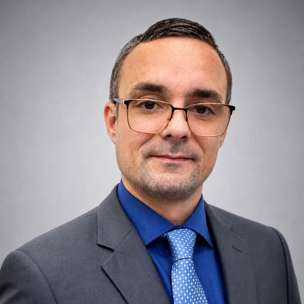 Online Commencement Program Award recipient Noel Davila.