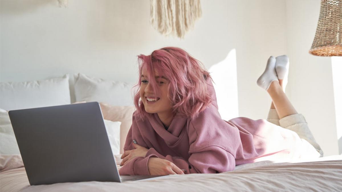 girl on bed with laptop