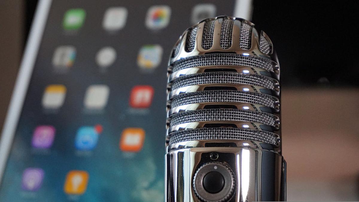 microphone representing the idea of "podcast"