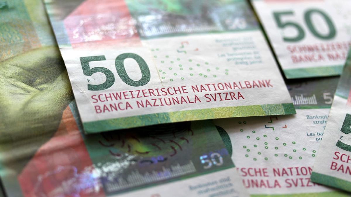 stack of 50-franc Swiss notes with the words "National Bank of Switzerland" in both German and Romansh