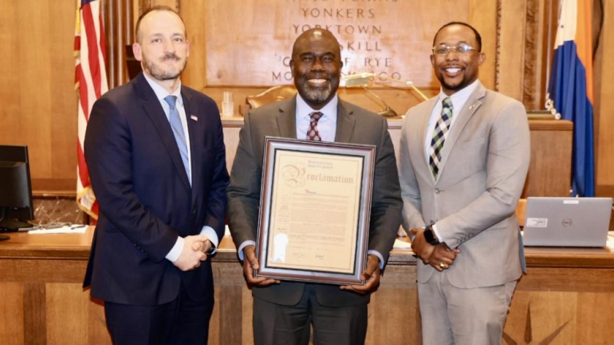 Elisabeth Haub School of Law at Pace University Dean Horace Anderson receving award