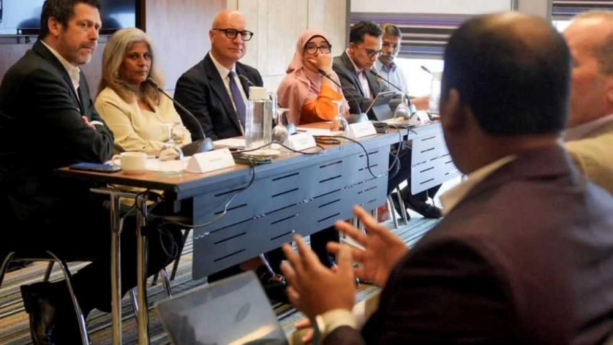 Jose Luis Castro, WHO Director-General Special Envoy for Chronic Respiratory Diseases, centre, answers media questions in Kuala Lumpur, ahead of the World COPD (Chronic Obstructive Pulmonary Disease) Day on Wednesday.   Please credit and share this article with others using this link: https://www.bangkokpost.com/thailand/general/3139445/lung-diseases-kill-yet-remain-overlooked. View our policies at http://goo.gl/9HgTd and http://goo.gl/ou6Ip. © Bangkok Post PCL. All rights reserved.