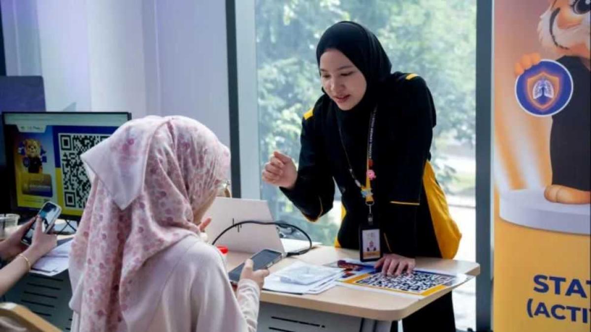 A participant signs up for LungShield, the National Cancer Society Malaysia’s (NCSM) micro-insurance plan that covers follow-up diagnostics, at a registration booth during NCSM’s pop-up screening programme in Mutiara Damansara, Petaling Jaya, on November 14, 2025. Photo credit: Muhd Asyraf Hassan/NCSM.