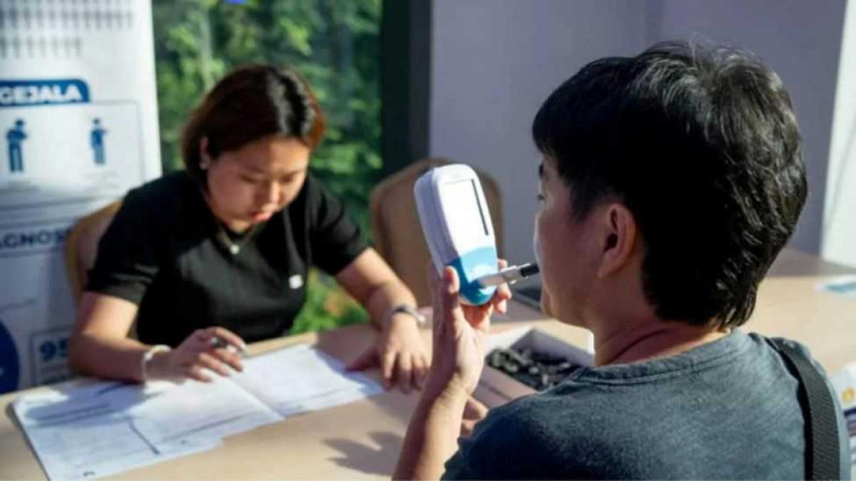 A participant uses a ‘Smokerlyser’ to test for carbon monoxide during a Lung Health Initiative event hosted by the National Cancer Society Malaysia (NCSM) in Petaling Jaya, Selangor. The device is used to help people quit smoking.  Please credit and share this article with others using this link: https://www.bangkokpost.com/thailand/general/3141283/overcoming-that-temptation-to-light-up. View our policies at http://goo.gl/9HgTd and http://goo.gl/ou6Ip. © Bangkok Post PCL. All rights reserved.