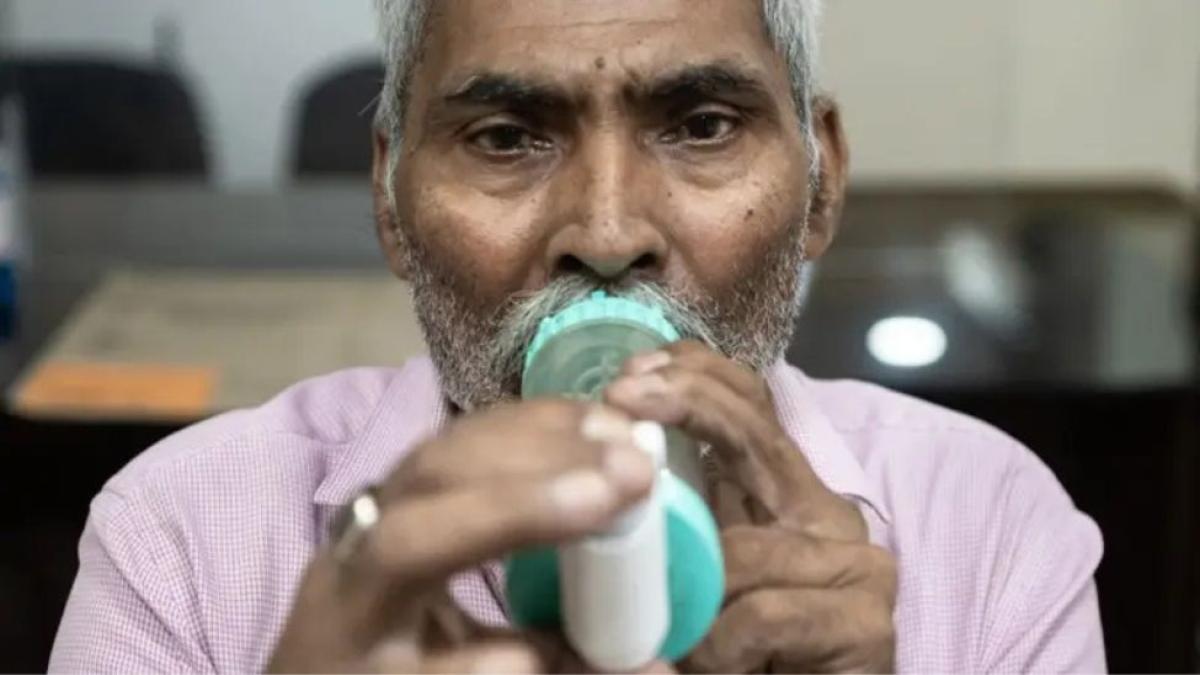 old man using asthma pump