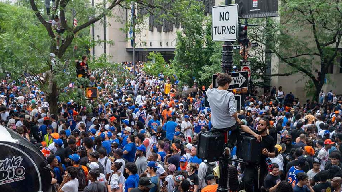 A crowd of Knicks fan swarm One Pace Plaza