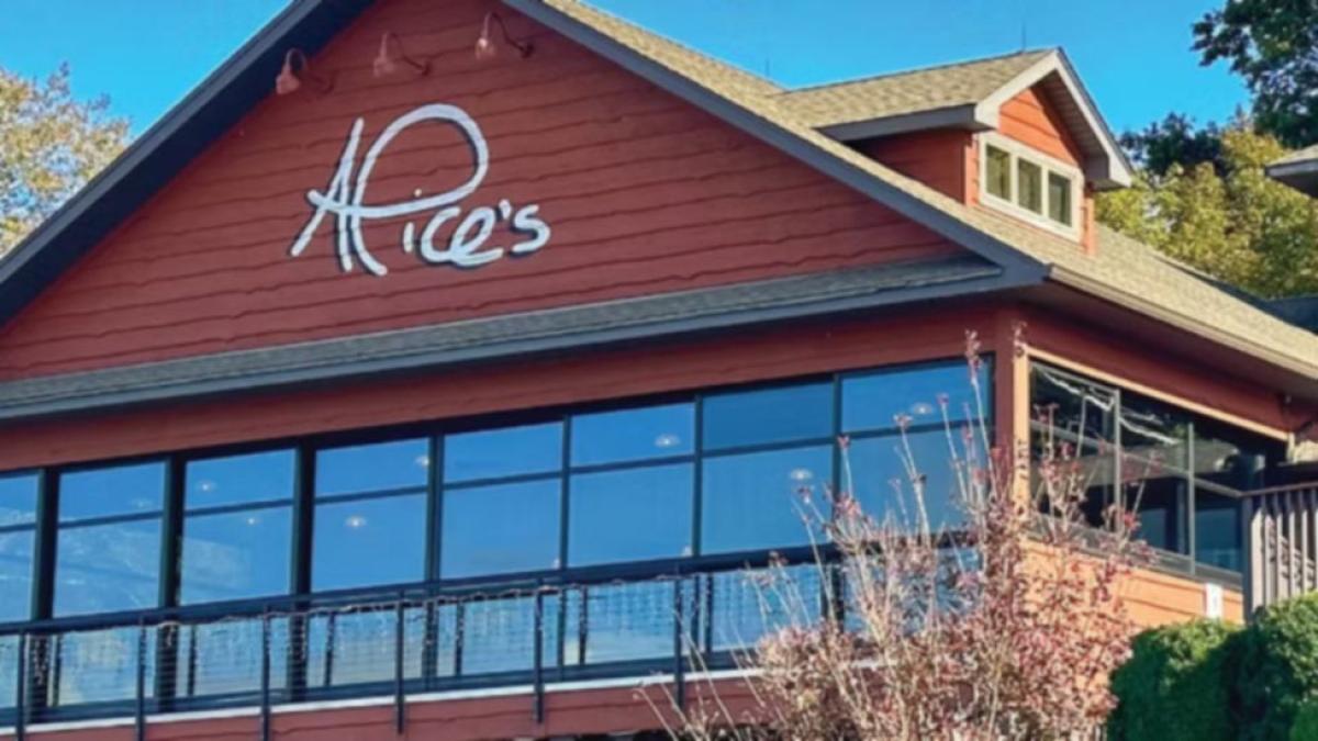 front window and signage on Alice's restaurant in Lake Hopatcong, NJ