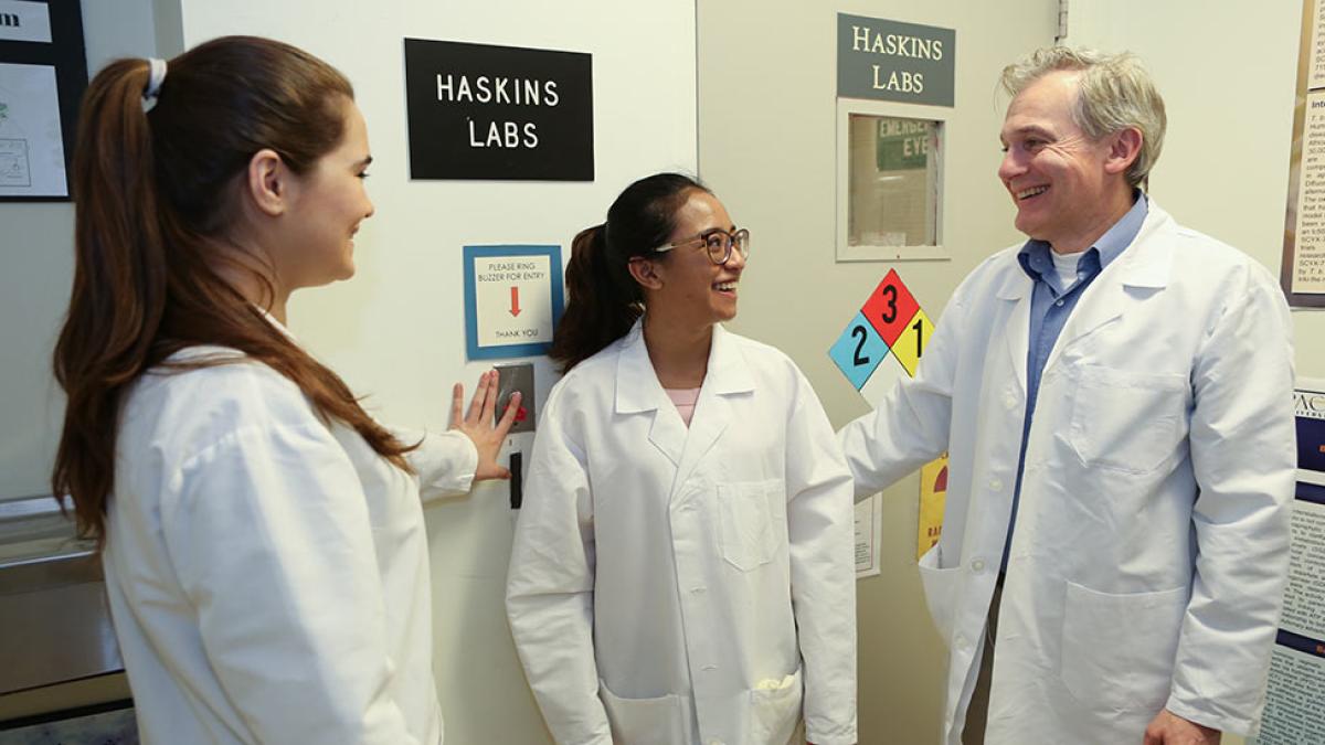 Nigel Yarlett and students in the Haskins Labs.