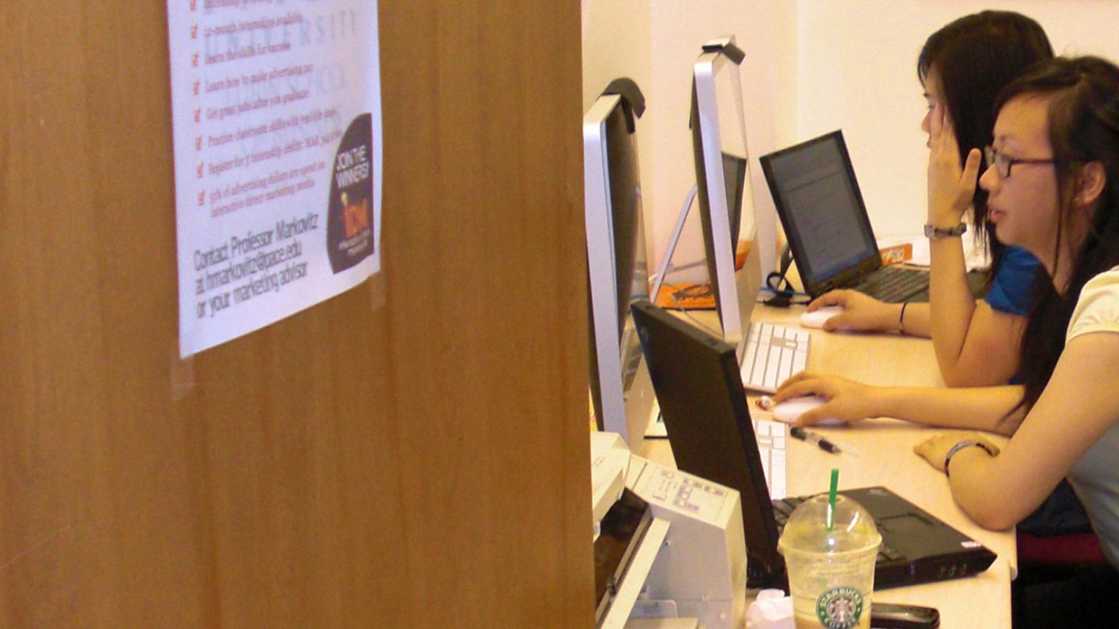 Lubin School of Business students working in the Interactive and Direct Marketing Lab on the New York City Campus.