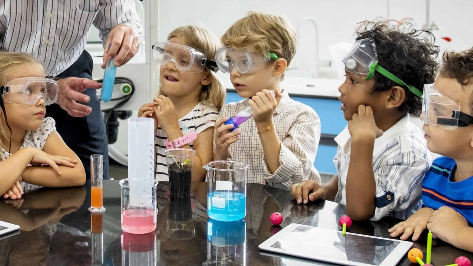 young children watching a science experiment