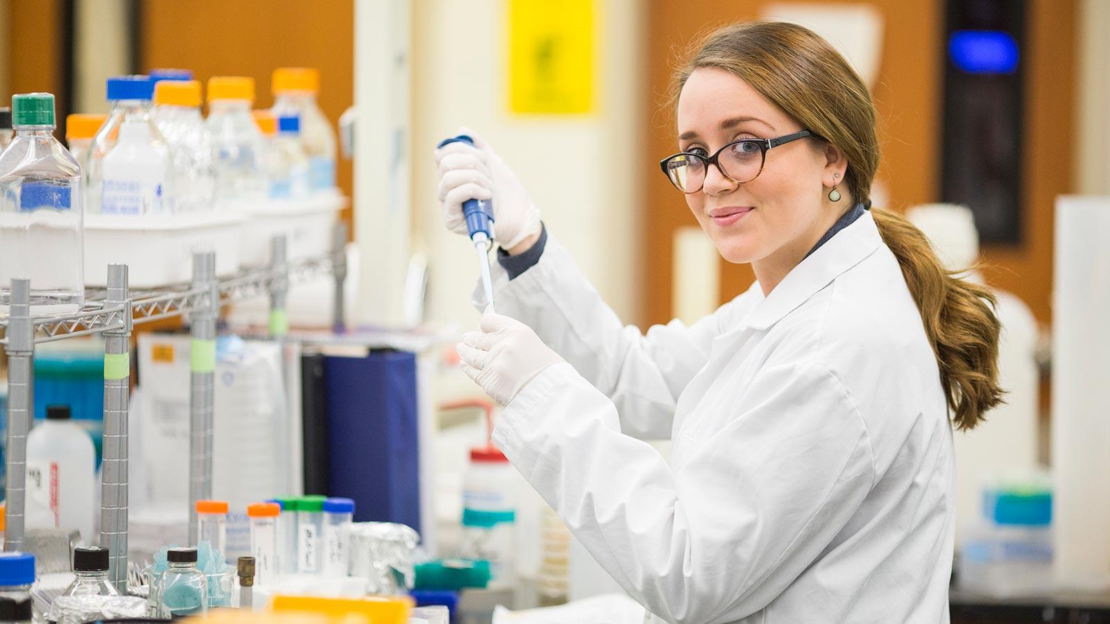 Pace University Pre-Med Biology alumna Elliana Gianacopoulos working in a lab
