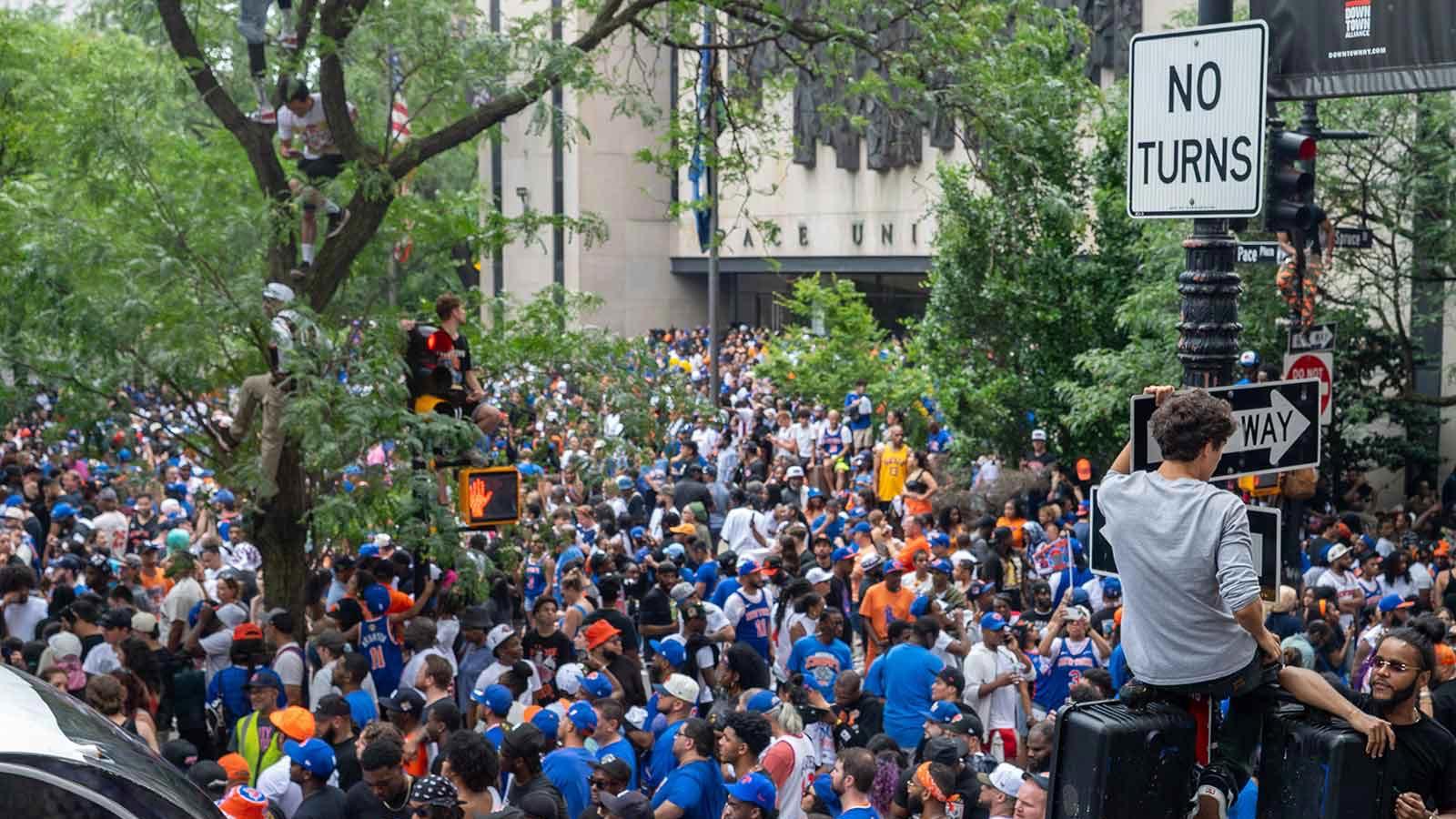 A crowd of Knicks fan swarm One Pace Plaza