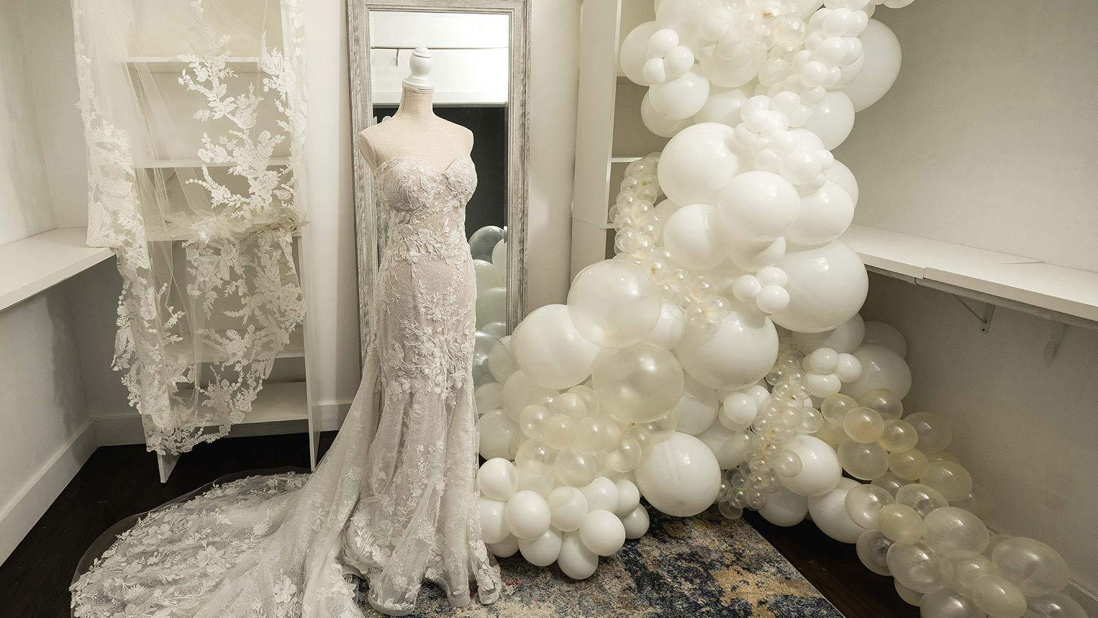 A white bridal balloon sculpture designed by a Pace University student.