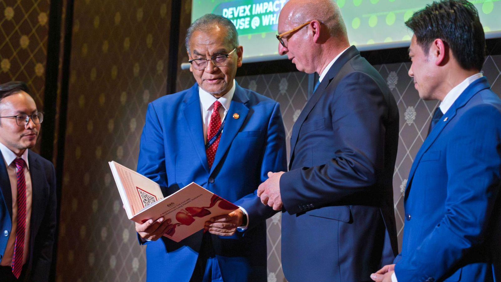 José Luis Castro alongside Malaysia's Minister of Health at one of the event at World Health Assembly