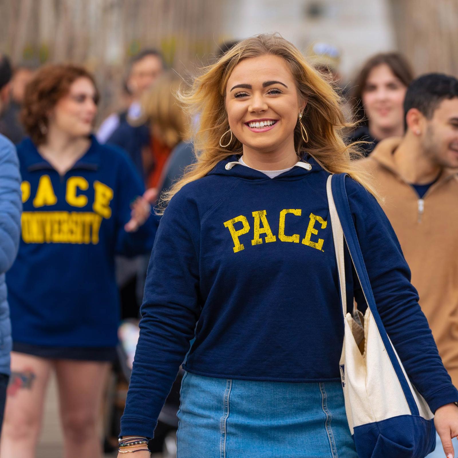 Pace students walking along a crowded Brooklyn Bridge