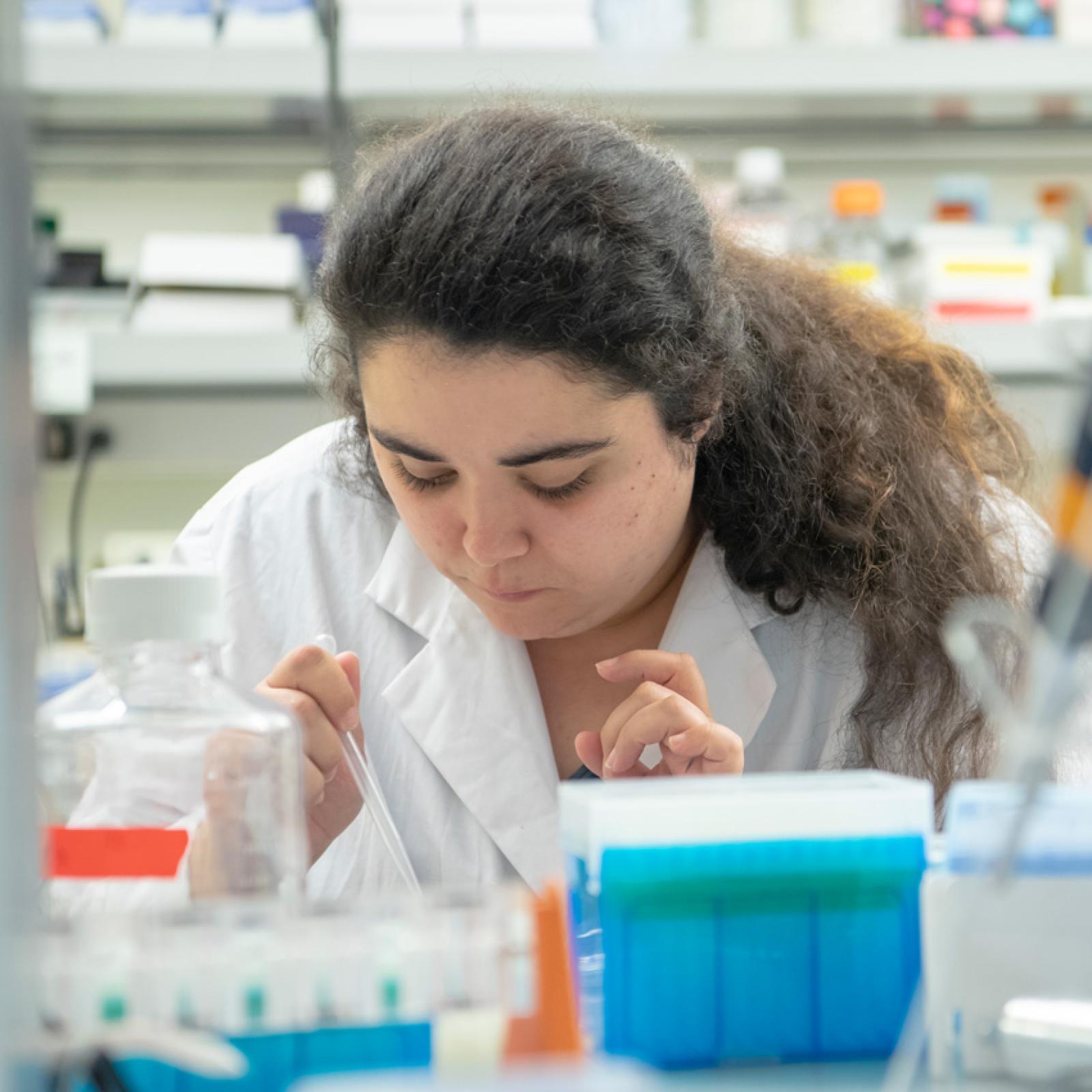 A Pace University student working in a neuroscience lab.