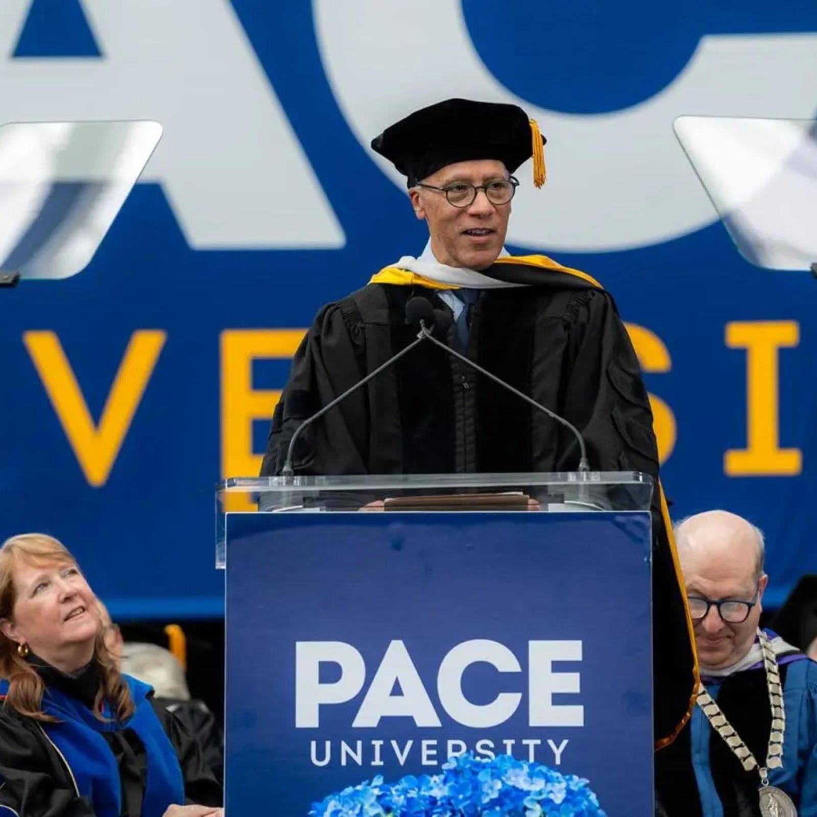 Lester Holt delivering the Commencement address